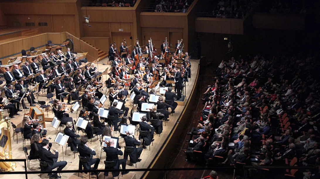 Ο μεταξένιος ήχος της βασίλισσας των ορχηστρών: συναρπαστική συναυλία της Κοντσέρτχεμπαου