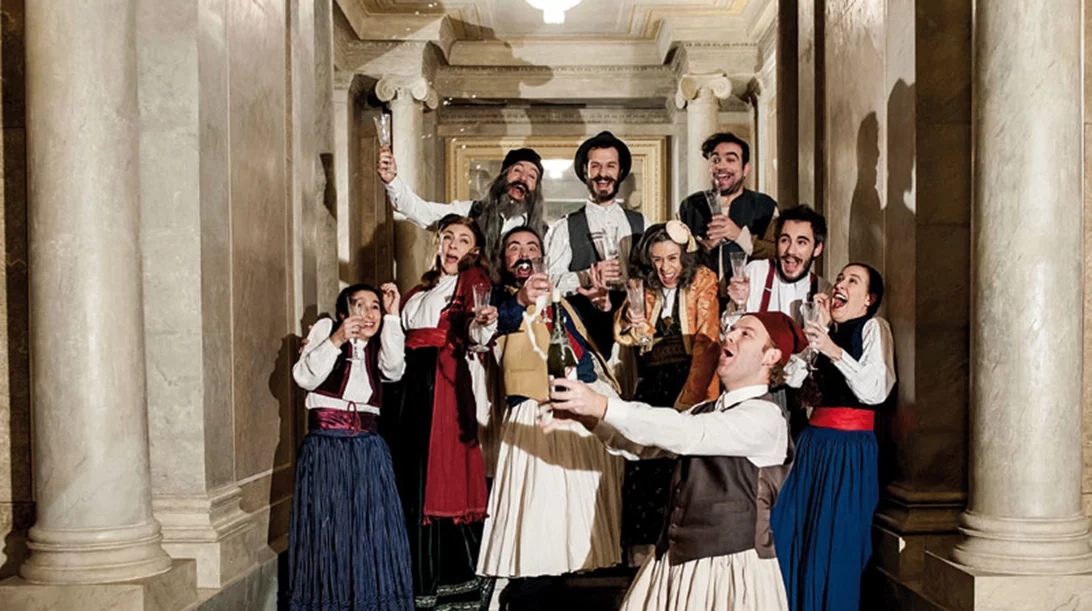 «Ο γενικός γραμματέας» με φουστανέλα, πίκρα και πολλή τρέλα