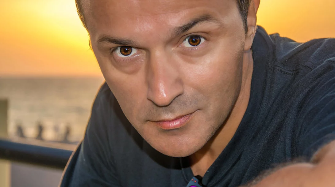 Ο Γιώργος Ηλιόπουλος μιλά για το γέλιο και δηλώνει «χαρούμενος τρελός»