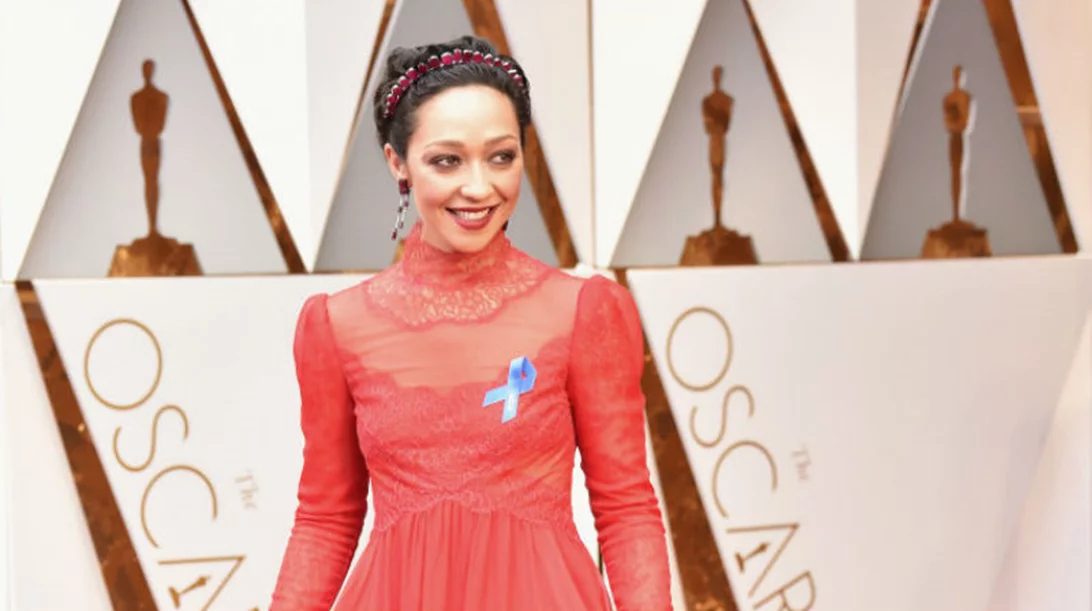 Τι κρύβεται πίσω από την μπλε κορδέλα που φόρεσαν οι σταρ στο κόκκινο χαλί; 