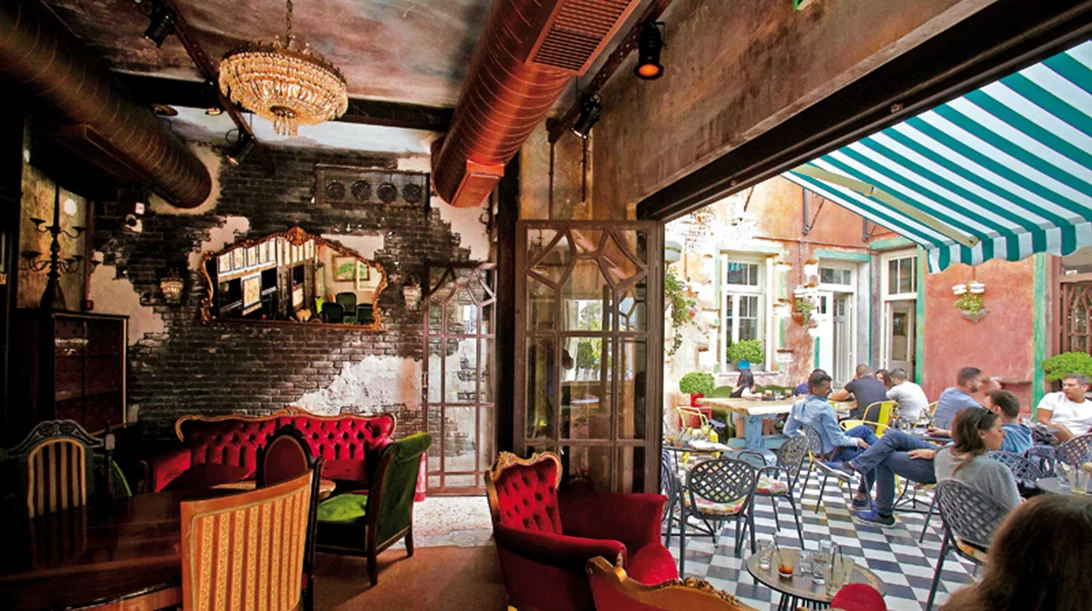 Στρώνουμε τραπέζι στις αθηναϊκές μπάρες