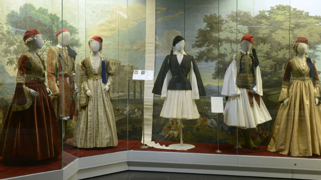 Στο πλαίσιο της έκθεσης «Ταξίδι στη μαγεία της Ελληνικής Φορεσιάς, ο Jean Paul Gaultier φιλοξενείται στο Μουσείο Μπενάκη