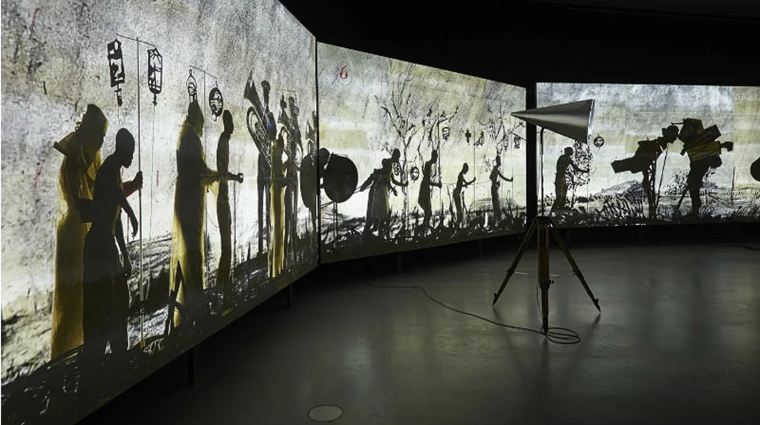 Μια αλλόκοτη πομπή «τρέχει» στη Διονυσίου Αρεοπαγίτου