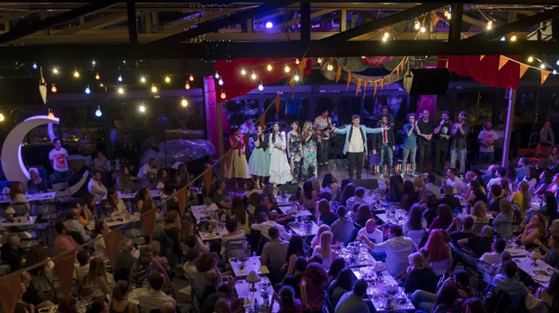 Ο Ιούλιος φέρνει στην «Ταράτσα του Φοίβου» αναπάντεχα ταιριάσματα [update]