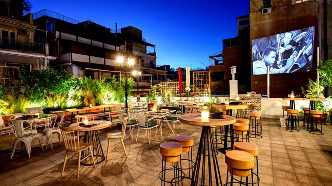 Μια boho ταράτσα με σοβαρή κάβα