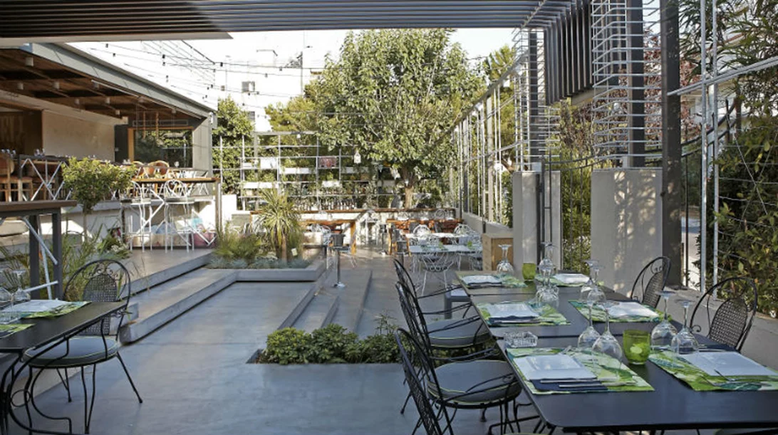 Η «Βella Vespa» παρκάρει στο Κολωνάκι