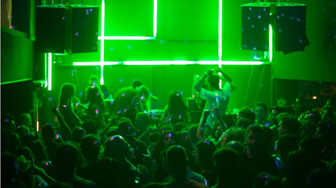 Το clubbing ξεκινά στο «Six D.O.G.S.»