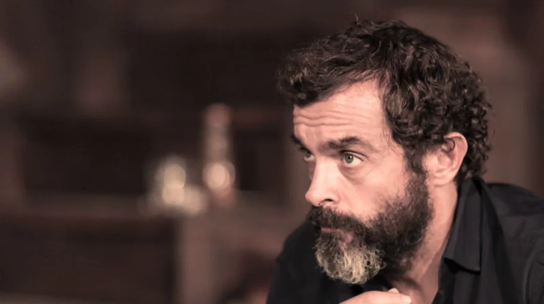 O Κωνσταντίνος Μαρκουλάκης αγαπά την απελπισία και το μαύρο χιούμορ