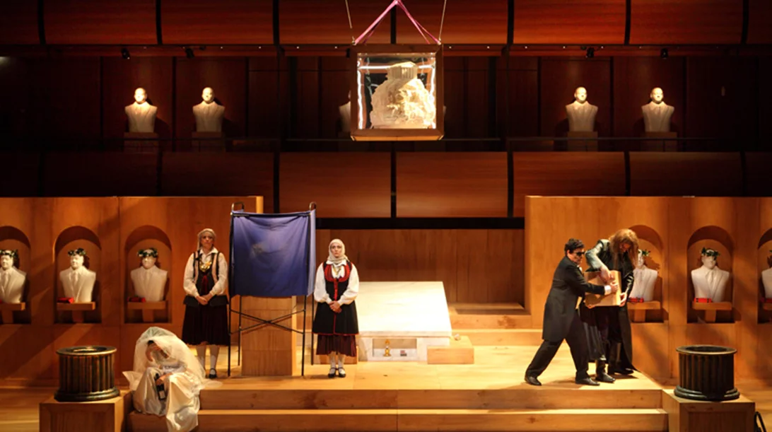 Ερεθιστικό «Λυκόφως των Χρεών» στην Εναλλακτική Σκηνή ΕΛΣ: όταν η ευφυΐα (δεν) έχει όρια… 