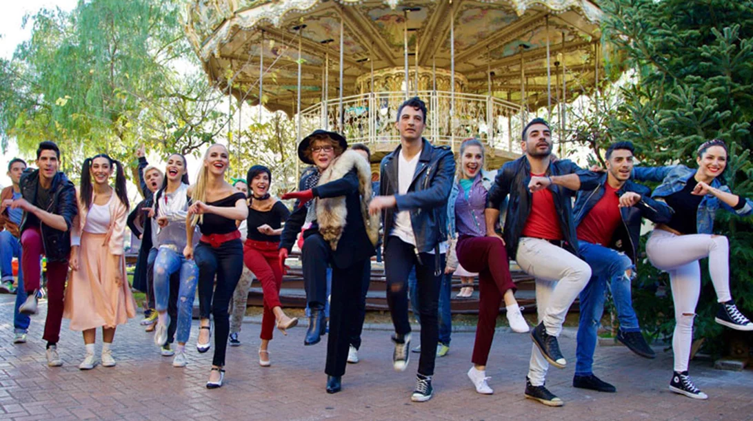 Ο θρύλος του «Grease» αναβιώνει στη σκηνή