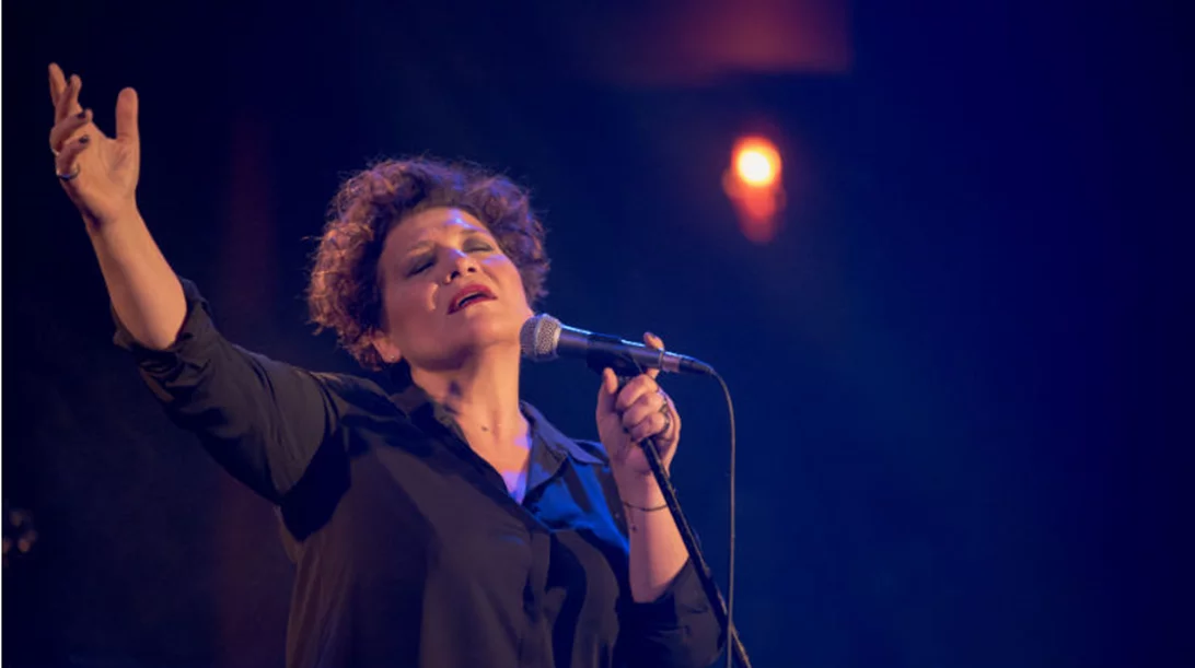 Η Γιώτα Νέγκα κερδίζει στα χαρτιά και στην αγάπη