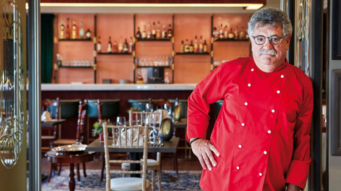 Ο Λευτέρης Λαζάρου ραντίζει με θάλασσα τα τάπας 