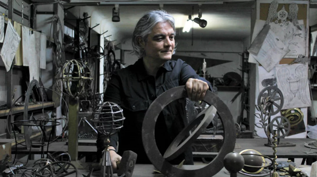 Στο εργαστήριο του Νίκου Γιώργου Παπουτσίδη βρήκαμε ένα εικαστικό σύμπαν από μέταλλο