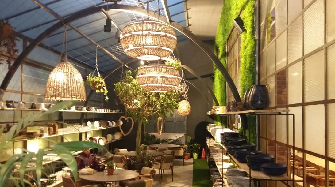 «Lefkes on the side» με bio brunch, χασάπικο και shop 