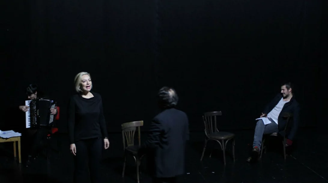 «Καινούργιο Κόκκινο»: Τρυπώσαμε στις πρόβες της μουσικοθεατρικής παράστασης και μάθαμε τα πάντα από τους συντελεστές!