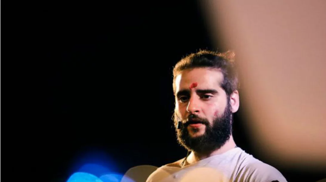 Κωνσταντίνος Μπιμπής: «Όλοι μου οι φόβοι κι όλες μου οι απώλειες εισβάλλουν στο θέατρο και το θέατρο σ’ αυτά»