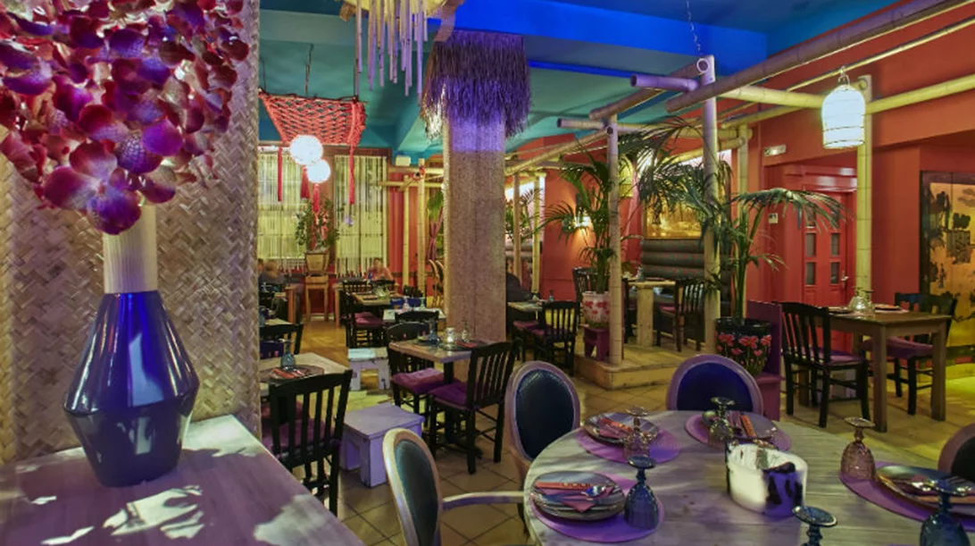 Πληθωρικό thai σκηνικό στα Πετράλωνα