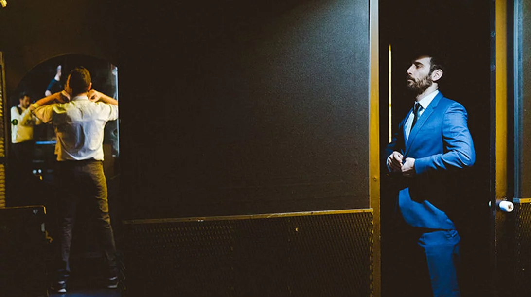 «Στα Πλάγια»: Γιατί όλη η Αθήνα μιλάει για την παράσταση του Βύρωνα και του Μιχάλη;