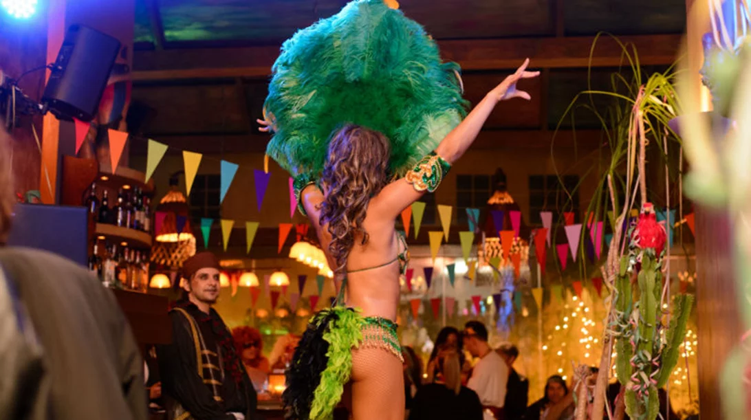 Τι θα ντυθείτε (και τι θα ακούσετε) στα αποκριάτικα parties της πόλης