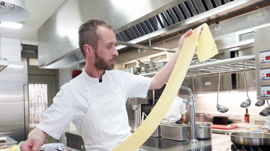 Η "fine - street" πλευρά του Θοδωρή Παπανικολάου στο "Surfer Maya"