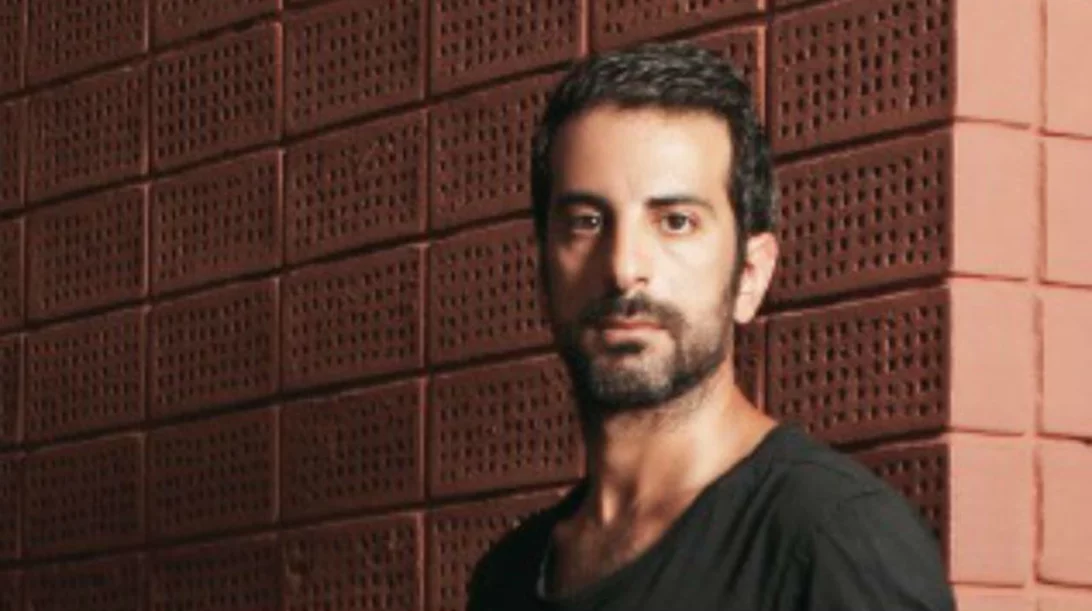 Στέλιος Κουδουνάρης: «Με τα ρούχα μου δημιουργώ ένα δίαυλο επικοινωνίας με το κοινό» 