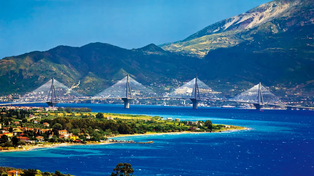 Απολαμβάνουμε τη ρετρό γοητεία ενός road trip στην Παλιά Εθνική Πατρών - Κορίνθου