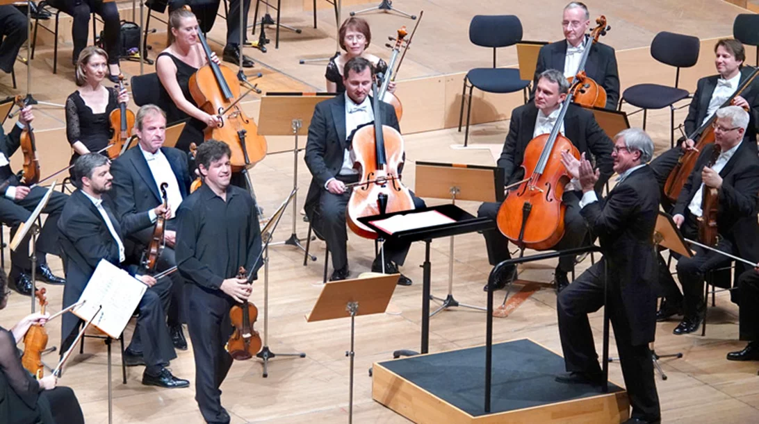 Η γοητεία του παλιού και η ορμή του νέου κόσμου: για τις συναυλίες Συμφωνικής Πράγας και Φιλαρμονικής Χάνγκτσοου στο Μέγαρο  