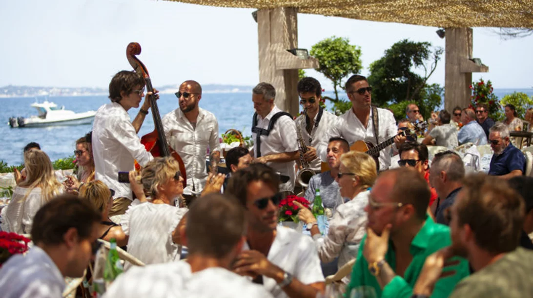 Dolce vita και αλεγρία! Πήγαμε στα πιο καυτά στέκια της Κυανής Ακτής