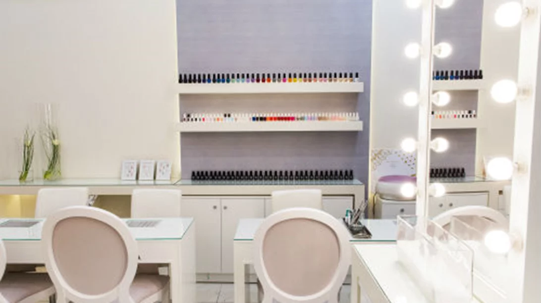 Μια μπουτίκ νυχιών στο κέντρο της πόλης