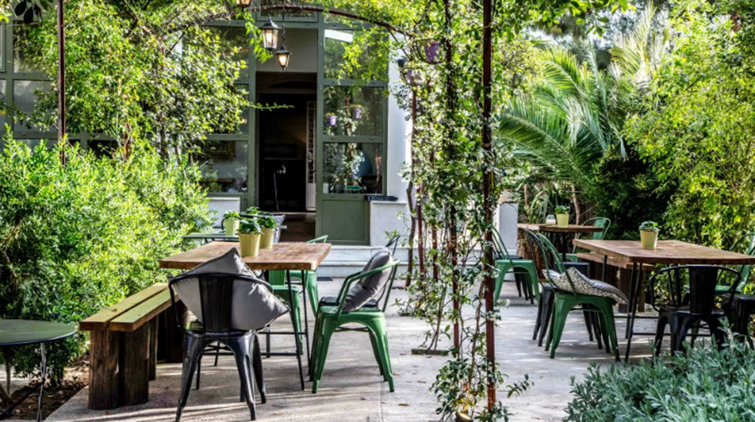 «Abuela»: Χαλαρά στον 50's κήπο της γιαγιάς