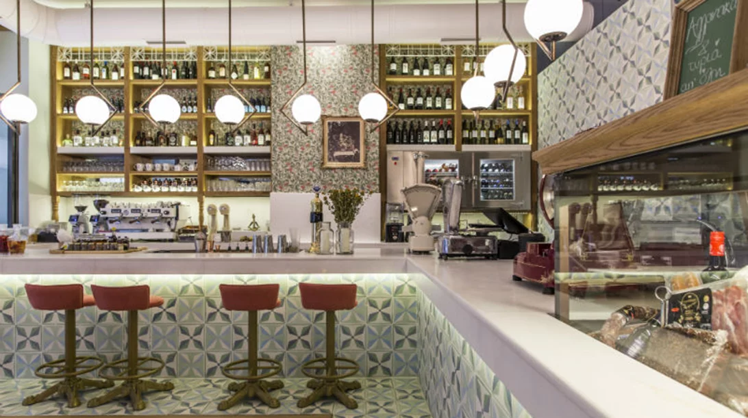 Το « La Maison du Grec» φέρνει ποπ άρωμα εποχής στην πλατεία Αγίας Ειρήνης