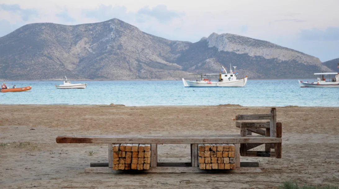 Η έκθεση «Αστερισμοί στο Χώμα» καλεί σύγχρονους εικαστικούς να σκεφτούν πάνω στην αρχαιολογία και επισκέπτες να δουν το Κουφονήσι «αλλιώς»