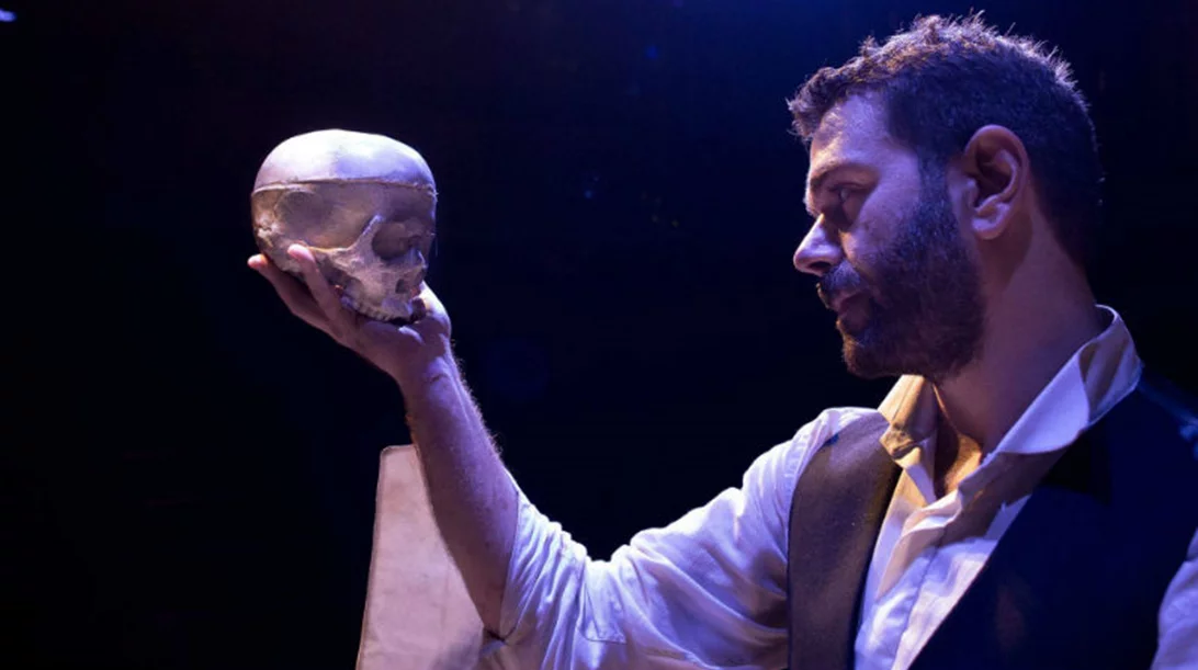 Ο Τάσος Ιορδανίδης σκηνοθετεί το ολοκαίνουργιο «Beginning» και επιστρέφει ως «Άμλετ»