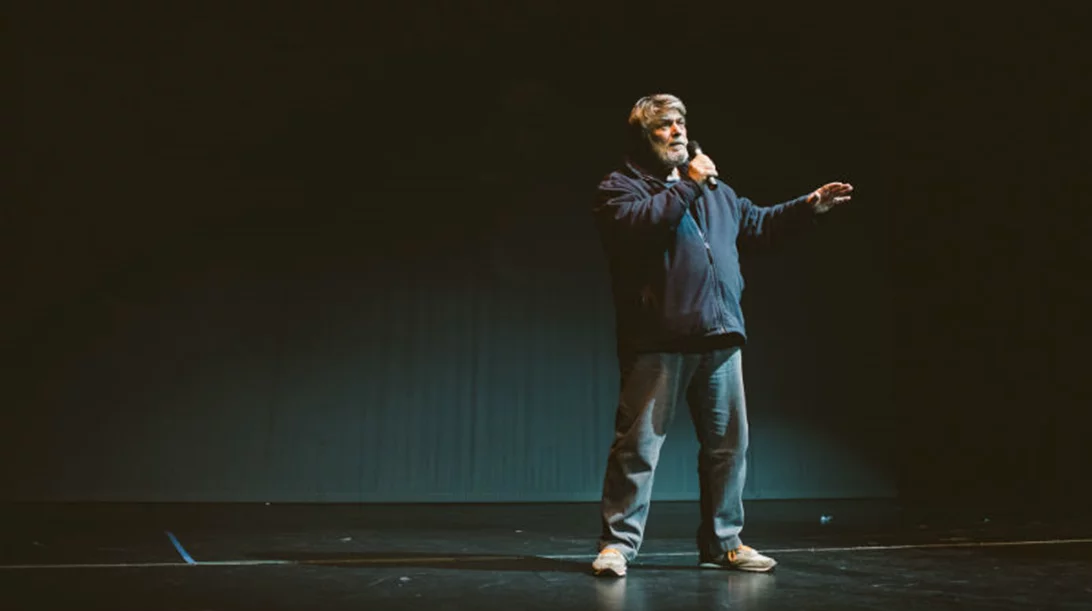 Δημήτρης Μαυρίκιος: «Κάποιες φορές έχω την αίσθηση ότι είμαστε κάτι σαν σπερματοζωάρια θεών που αυνανίζονται...»