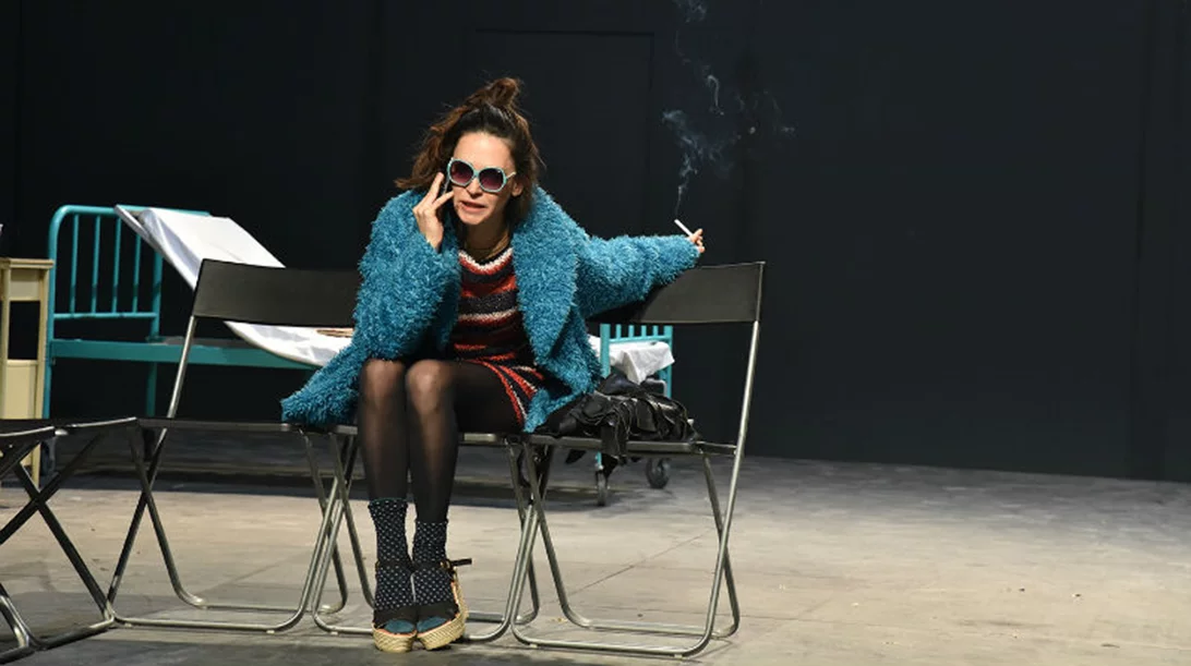 Για τη Μαίρη Μηνά, το θέατρο είναι σπαρταριστή ζωή σε σκηνογραφία