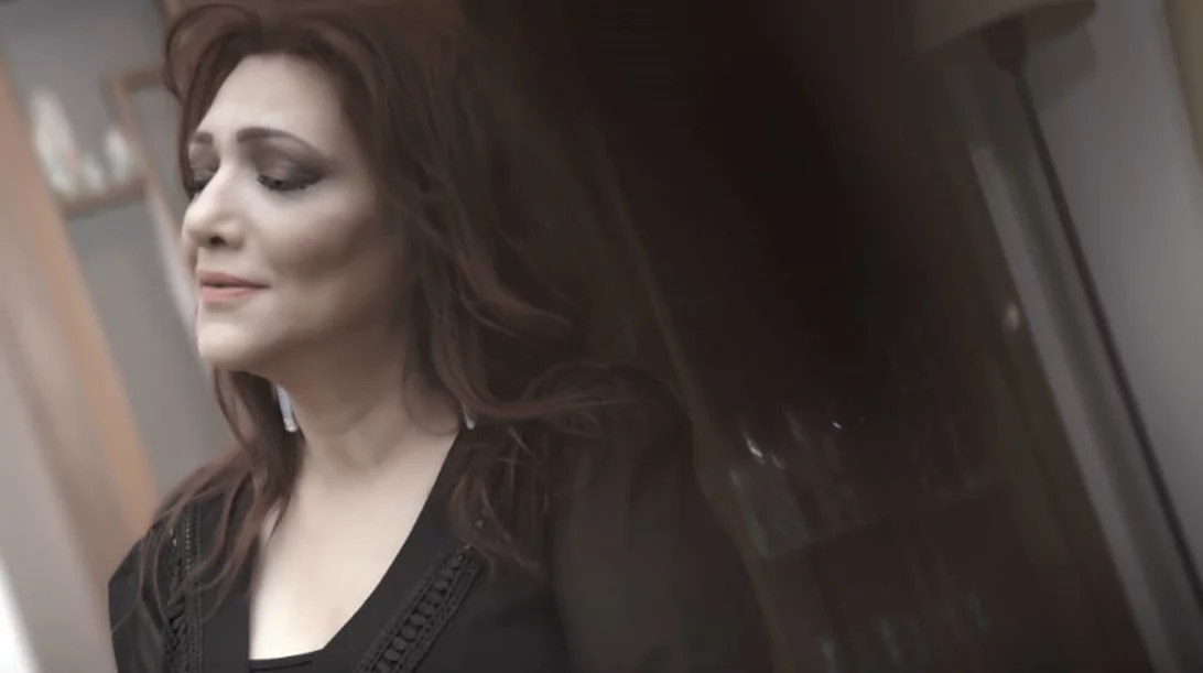 Η Ελένη Βιτάλη τραγουδά για τους "Δρόμους που αγάπησε" στο Θέατρο Βράχων