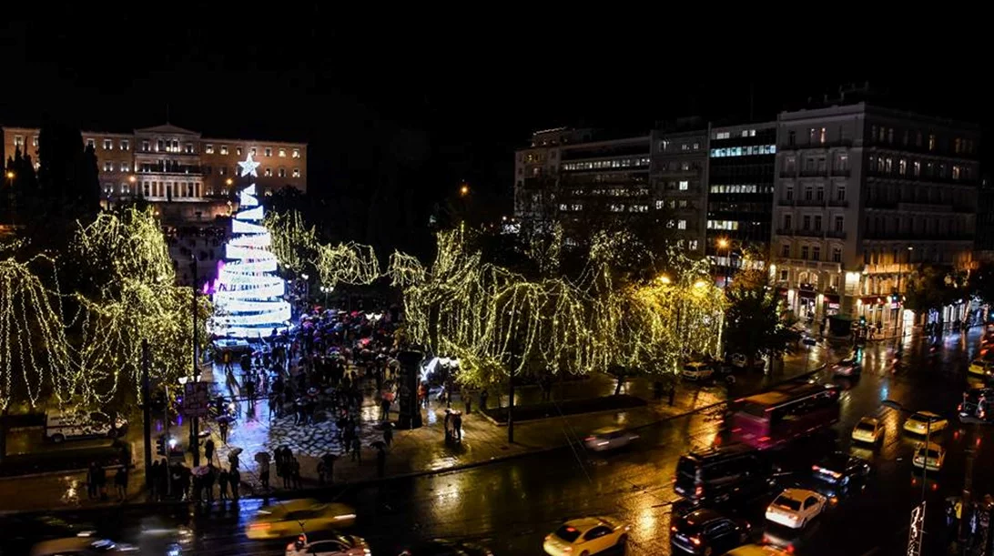 Άναψαν τα φώτα των Χριστουγέννων στην Αθήνα