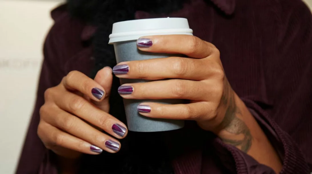 Christmas Nails: 3+1 τολμηρές προτάσεις για εορταστικά νύχια 