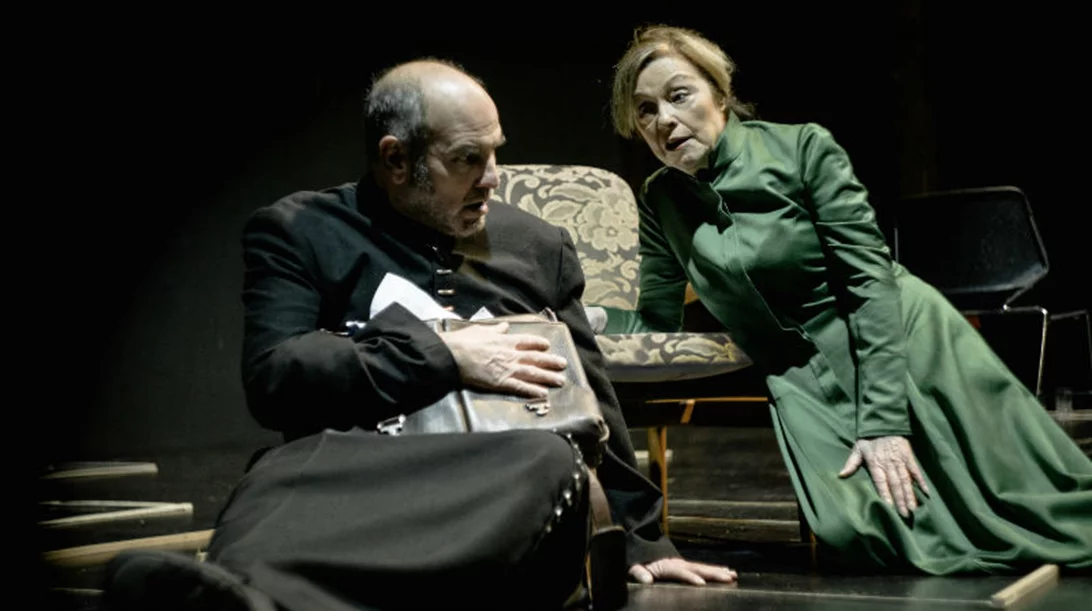 Οι πρώτες φωτογραφίες από τους «Βρικόλακες» του Δημήτρη Καραντζά