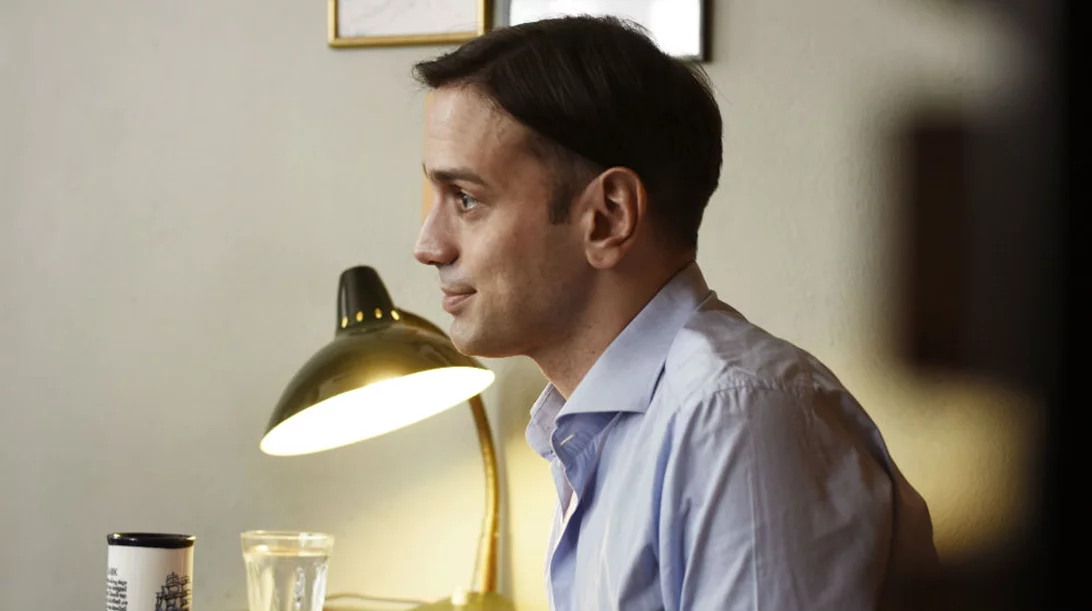 Μάνος Καρατζογιάννης: «Έχω ανάγκη να ανήκω στη φυλή του θεάτρου»