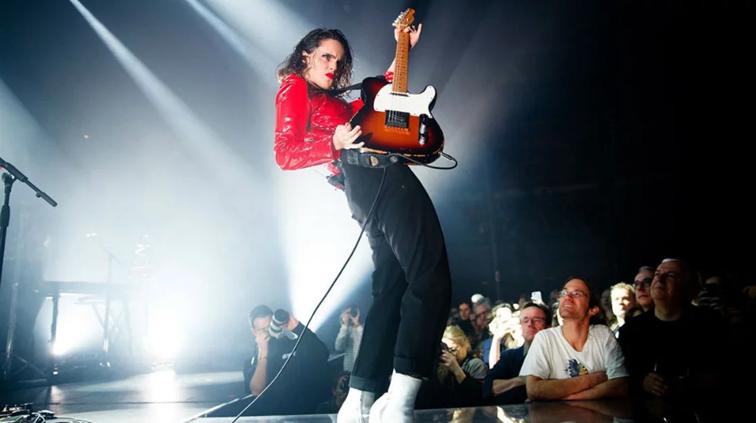 Anna Calvi: «Αγόρασα μια καινούργια κιθάρα έτσι ώστε να μπορώ να την διαλύσω πάνω στη σκηνή»