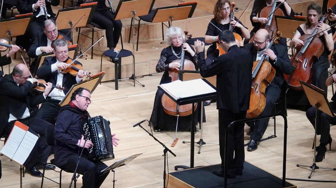 Όταν το ακορντεόν του Γκαλλιανό και η βιόλα της Μαζουρένκο καθηλώνουν το κοινό