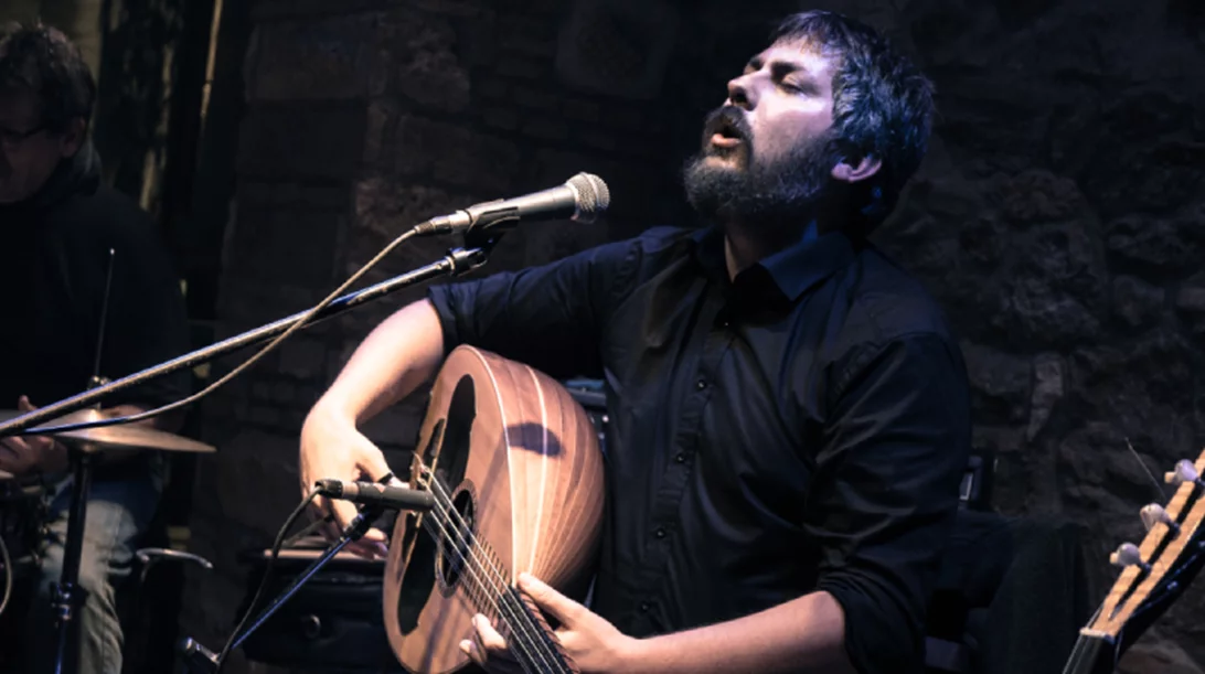 25η Μαρτίου μεσημέρι στο ξέφωτο του Νιάρχου με τις κρητικές ροκιές του Γιώργη Μανωλάκη