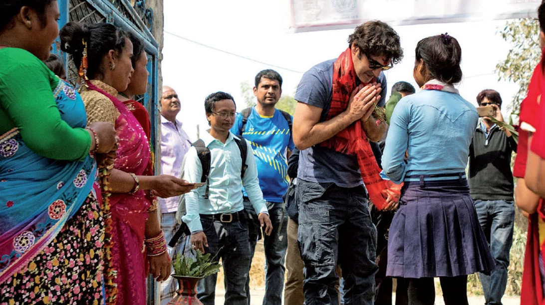 «Ένας Κόσμος»: Το πρώτο ντοκιμαντέρ του Παπακαλιάτη θα σε βγάλει από το μικρόκοσμό σου
