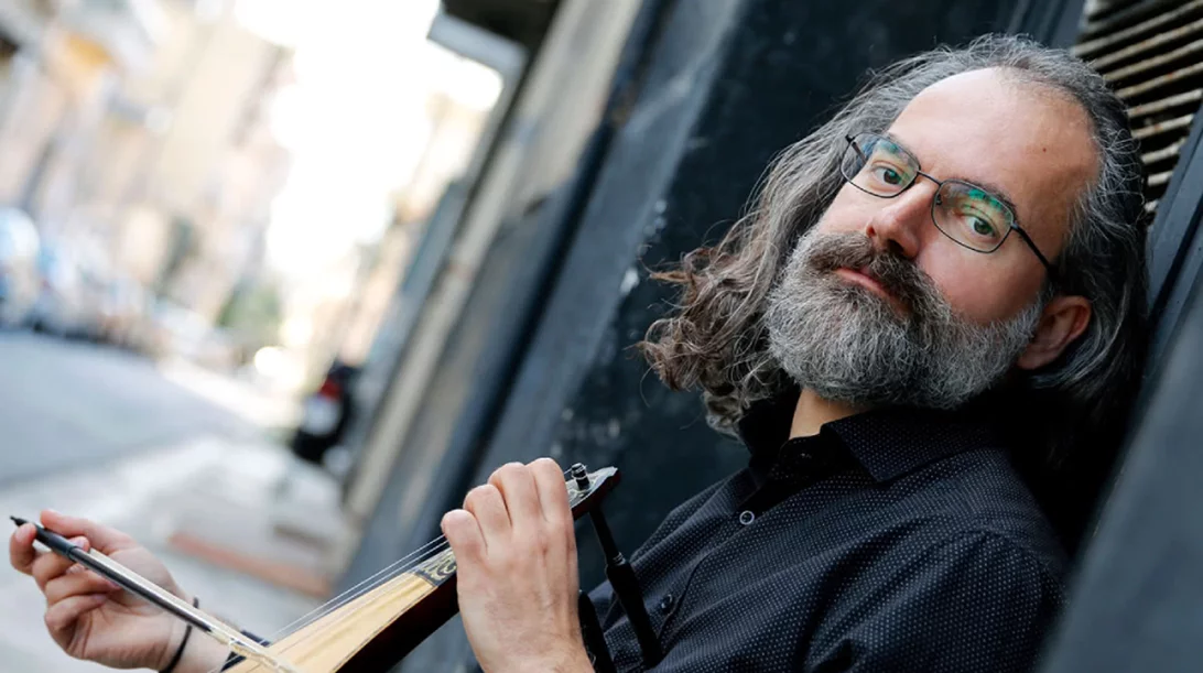 Ο Σωκράτης Σινόπουλος μας παίρνει στο ταξίδι του