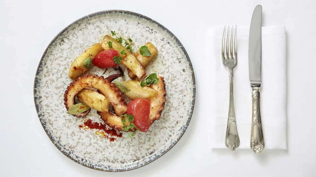 Το «Tudor Hall» σερβίρει Δωδεκάνησα