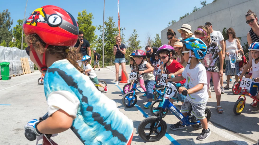 Οι οικογένειες συναγωνίζονται στο Δίαθλο, στην Εσπλανάδα του Νιάρχου