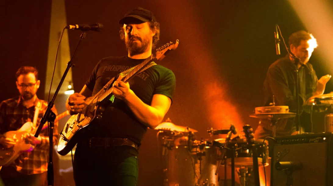 Ο Phoshorescent λέει ότι «C'est la vie» στην Αθήνα