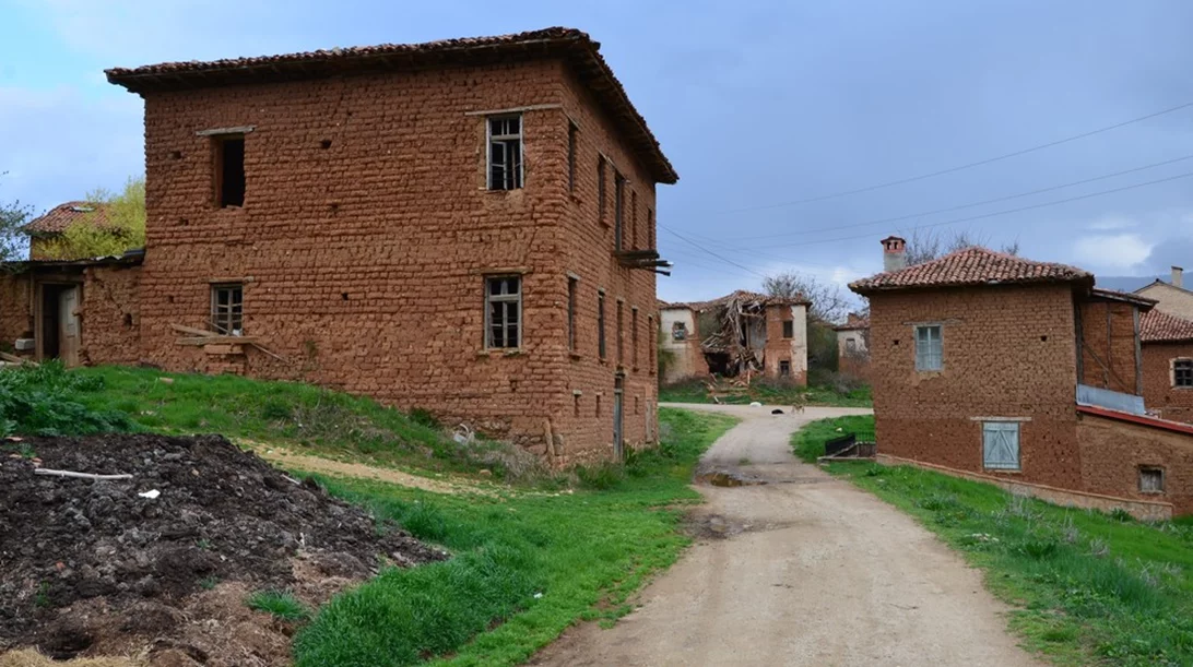 Ένα ξεχωριστό φωτο-οδοιπορικό στα Πλίνθινα Χωριά των Κορεστείων
