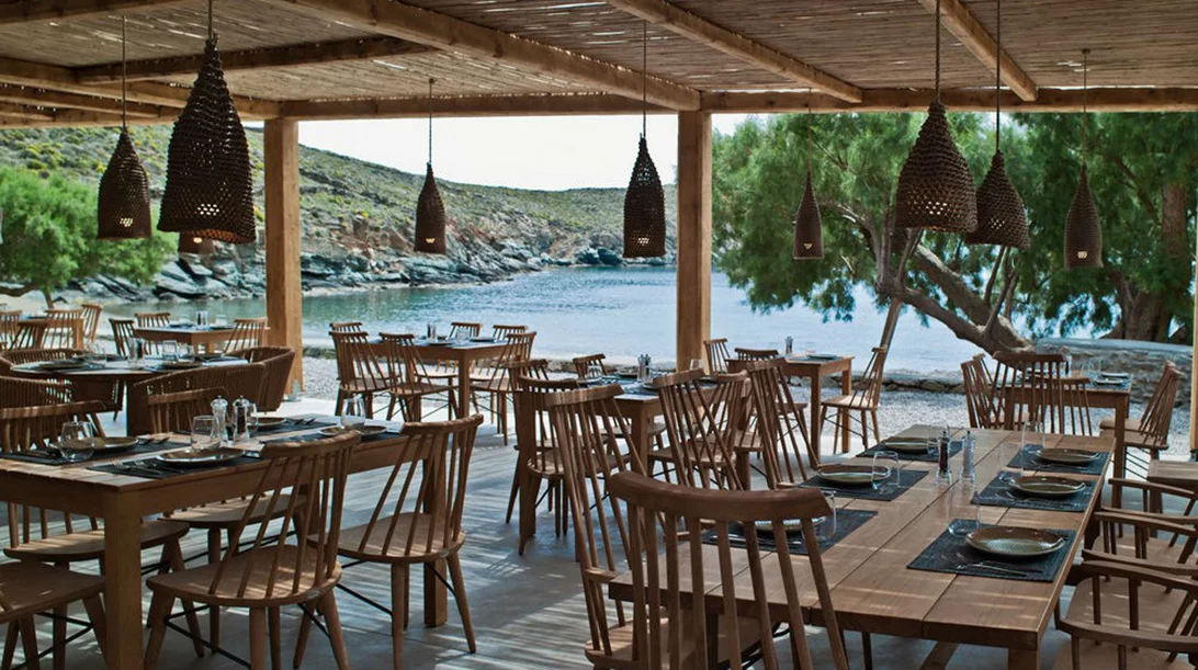 «Bianco»: Ένα κομψό beach house restaurant άνοιξε πανιά στην Τήνο